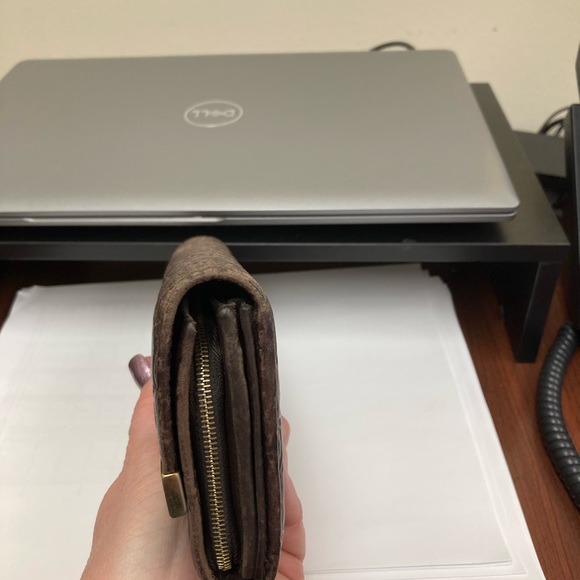 Gucci wallet.  Approximately 8x4 - Picture 10 of 13